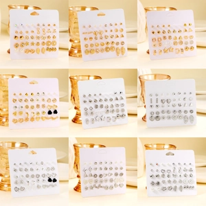Set di 12 paia di orecchini geometrici e floreali in oro e argento con finte perle