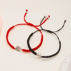Détail de bracelets tressés d'Halloween avec breloques araignée et nœuds réglables