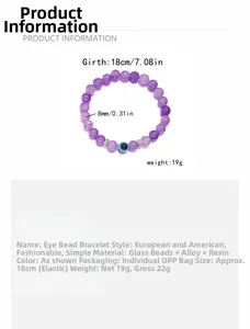 Dettaglio macro delle perle di vetro viola da 8mm e del ciondolo malocchio sul bracciale