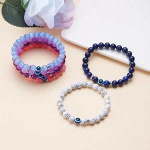 Dettaglio di braccialetti con perline Evil Eye da 8 mm, distanziatori in argento e decori blu