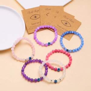 Set di sei braccialetti di perle Evil Eye da 8 mm su cartoncini di carta marrone