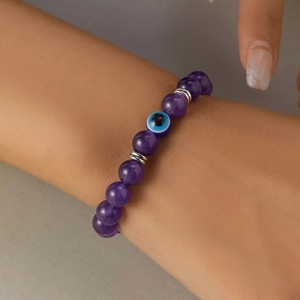 Dettaglio del bracciale di perline viola da 8mm con ciondolo occhio del male blu