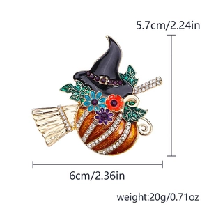 Vue détaillée de la broche sorcière citrouille d'Halloween avec dimensions 5.7x6cm