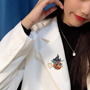 Broche citrouille chapeau de sorcière Halloween avec strass sur un revers blanc