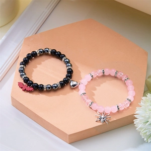 Gros plan de bracelets de perles magnétiques avec aimants en cœur et breloques chauve-souris