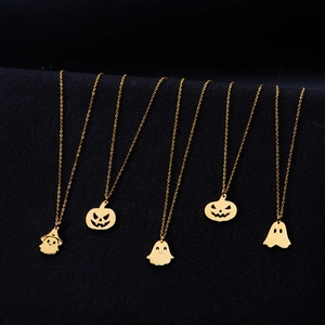 Σετ από πέντε χρυσά κολιέ για το Halloween με μενταγιόν φαντάσματα και κολοκύθες