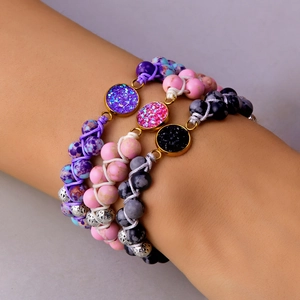 Vista detallada de pulseras trenzadas bohemias con cuentas de piedra de colores y lentejuelas