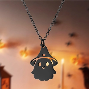 Λεπτομέρεια κολιέ Halloween με μαύρο φάντασμα και καπέλο μάγου σε γιορτινό φόντο