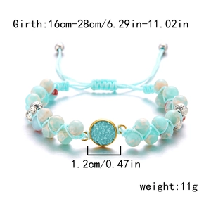 Detalle de pulsera tejida ajustable con cuentas azules jaspeadas y colgante dorado
