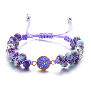 Pulsera tejida a mano con piedras naturales púrpuras y colgante dorado brillante