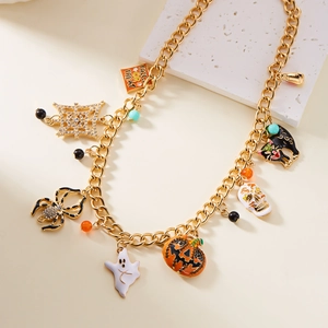 Detalle de pulsera de Halloween con dijes de calabaza, fantasma, araña y etiqueta de truco o trato