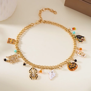 Detalle de pulsera de Halloween con colgantes de calabaza, fantasma y araña