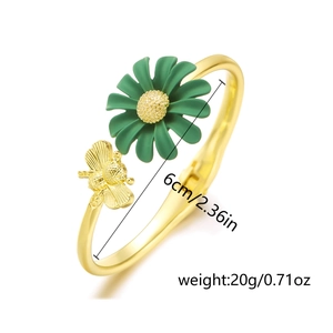 Detail van gouden bij en groene madeliefje open armband met 6 cm diameter meting