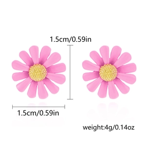 Detail van roze madeliefjes oorknopjes met afmetingen van 1,5cm en gewicht van 4g