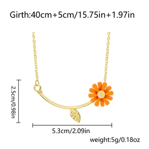 Detailoverzicht van madeliefjesketting met afmetingen 5,3x2,5 cm en oranje bloemontwerp