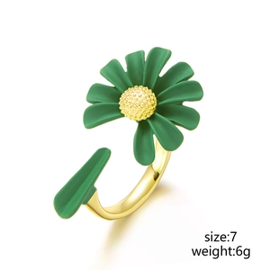 Detailopname van een groene madeliefjesring met maat 7 en gewicht van 6 gram
