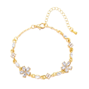 Detailaufnahme des goldenen Blumenarmbands mit weißen Kristallen und Karabinerverschluss