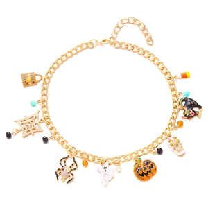Detalle de pulsera de Halloween con dijes de calabaza, fantasma y motivos de araña