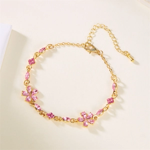 Nahaufnahme des rosa Blumenarmbands mit goldener Legierungskette und Karabinerverschluss
