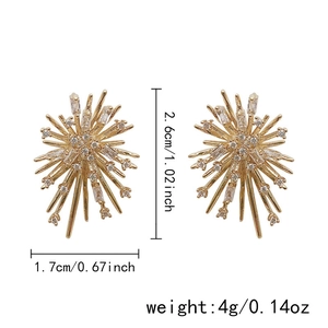 Detailansicht der goldenen Sternohrringe mit Maßen 2,6cm mal 1,7cm und klaren Zirkonia-Steinen