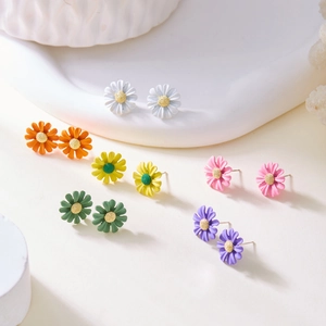 Detailset van zes paar matte madeliefjes oorbellen in diverse pastelkleuren