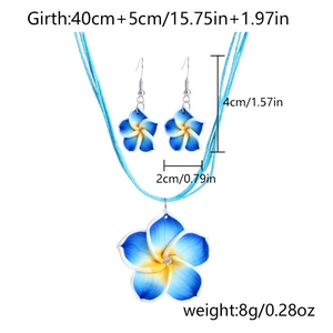Detailansicht des blauen Frangipani-Schmucksets mit Halskette und Ohrringen und Maßen
