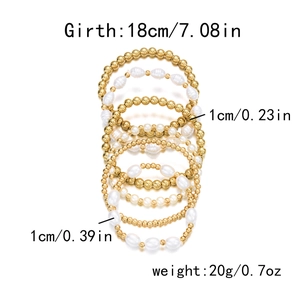 Detail van 5-delige gouden kralen armbandset met een omtrek van 18cm en maten