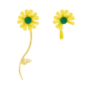 Elegante asymmetrische madeliefjes oorbellen met gele bloemblaadjes en gouden stelen