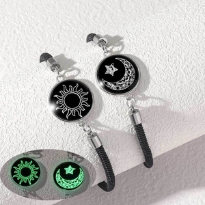 Bracelet de Couple Lumineux Set en Cordon Cire Tressé à Main Pendentif en Alliage Verre Soleil Lune Étoile Cœur Gemme du Temps Bracelet Réglable pour Amants Cadeau