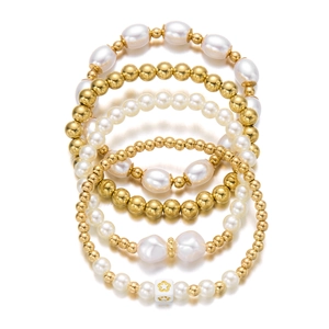 Elegante meerlaagse armbandenset met imitatieparels en gouden kralen met bedels