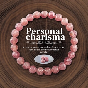 Makroaufnahme von 8mm rosa Erdbeerquarz-Perlenarmband auf natürlichem Holzgrund
