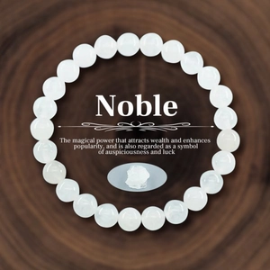 Detail eines weißen Mondstein-Perlenarmbands auf Holz mit Noble-Marketing-Tag