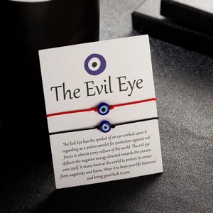 Χειροποίητο σετ βραχιόλια Evil Eye σε κόκκινο και μαύρο σχοινί σε θεματική κάρτα