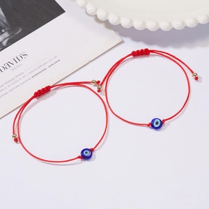 Σετ δύο κόκκινα πλεκτά βραχιόλια Evil Eye με ρυθμιζόμενα κορδόνια και χρυσές χάντρες