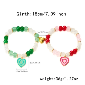 Dettaglio della chiusura magnetica a cuore su bracciali di perline con specifiche di taglia