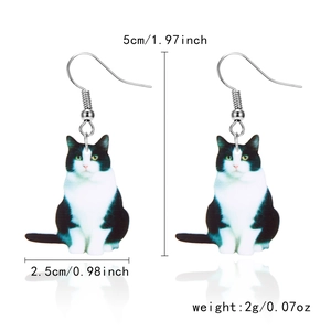 Dettaglio orecchini gatto bianco e nero in acrilico con misure di 5 cm x 2,5 cm
