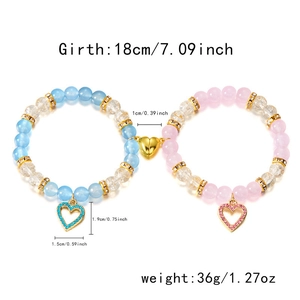 Dettaglio di bracciali di coppia con chiusura magnetica a cuore e perle naturali
