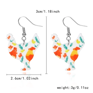Dettaglio orecchini a forma di gallo in acrilico con dimensioni 3cm e 2.6cm su sfondo bianco