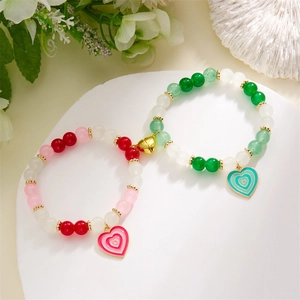 Set di due braccialetti di perline con chiusure a cuore magnetiche, toni rosa e verde