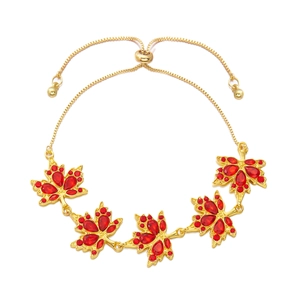 Dettaglio bracciale foglia d'acero con cristalli rossi e catena d'oro regolabile