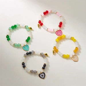 Set di bracciali di perline colorate con ciondoli a cuore e cordino elastico
