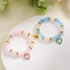 Set di bracciali magnetici con perle rosa e blu e ciondoli a cuore scintillanti