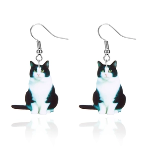 Orecchini pendenti in acrilico con gatto bianco e nero e ganci in argento su bianco