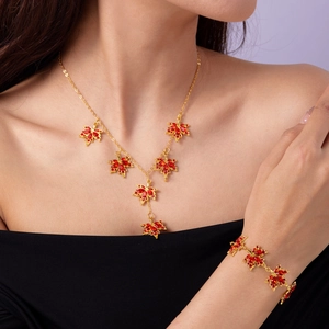 Set gioielli a foglia d'acero con collana e bracciale dorati e cristalli rossi lucidi