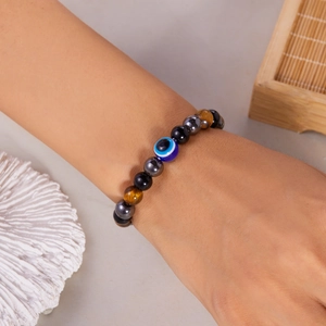 Detail van de 8mm Evil Eye elastische armband met tijgeroog en hematiet kralen