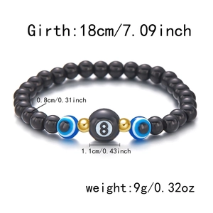 Detail van de 8mm zwarte kralenarmband met blauwe ogen en biljartbal nummer 8 kraal