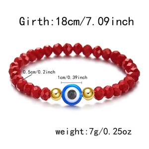 Detail van de 8mm rode kralenarmband met blauwe evil eye hanger en gouden accenten