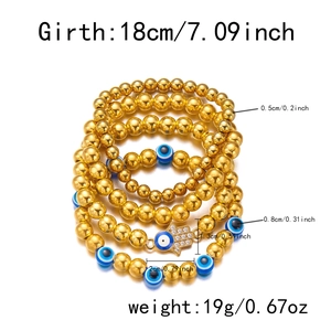 Gedetailleerd overzicht van vier gouden Hamsa Hand en Evil Eye kralenarmbanden met maten
