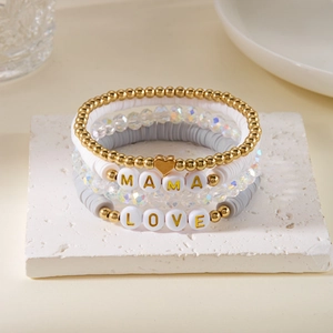 Set aus 4 elastischen Perlenarmbändern mit MAMA- und LOVE-Motiv auf Stein-Display