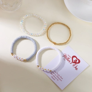Detailansicht des 4-teiligen Perlenarmband-Sets mit LOVE- und MAMA-Anhängern für Mütter
